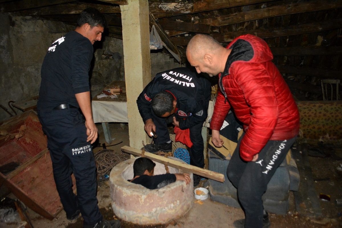 Su kuyusuna düşen kedi itfaiye ekiplerince kurtarıldı