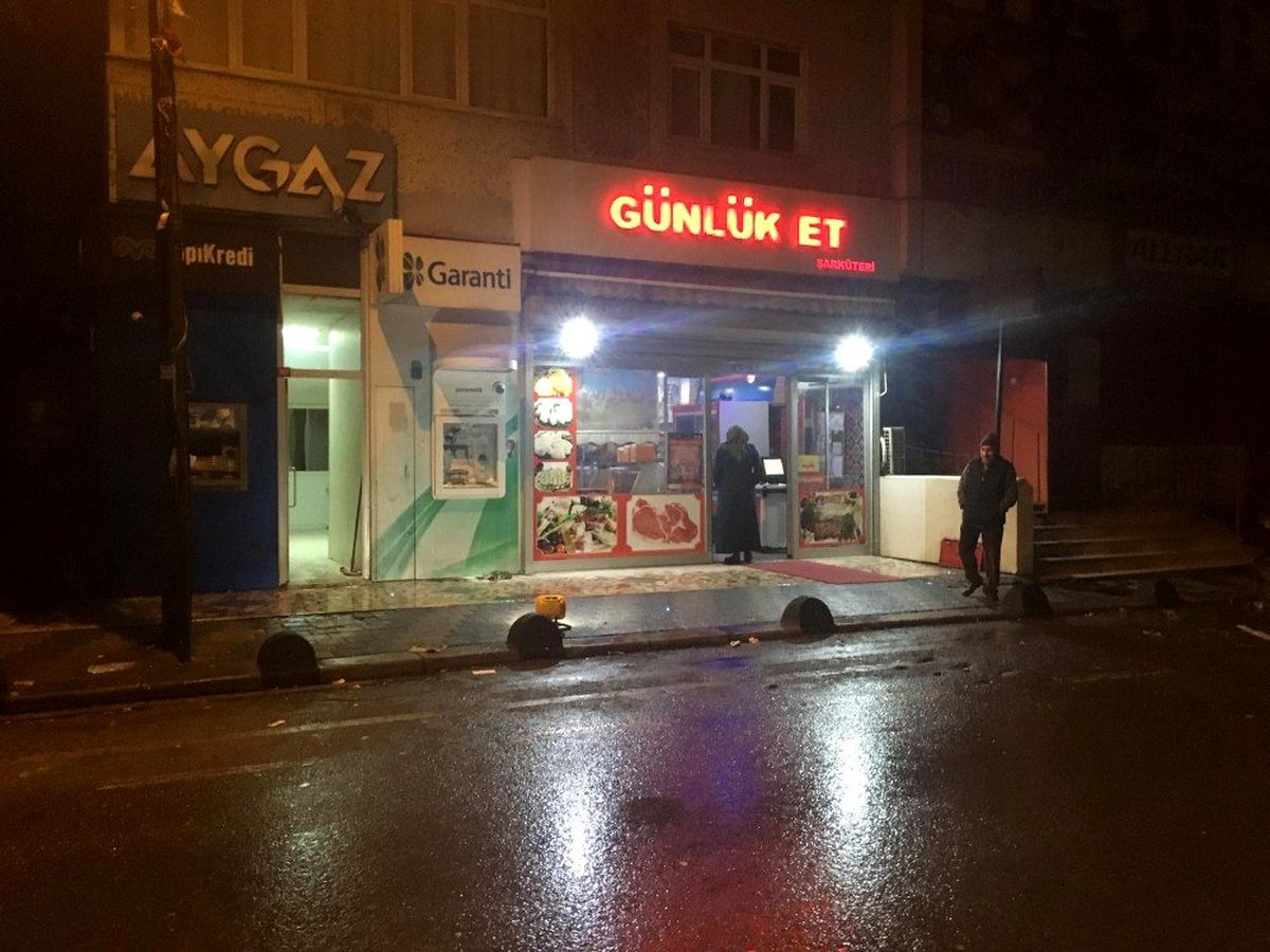 Sultanbeyli\'de 3 ATM ateşe verildi
