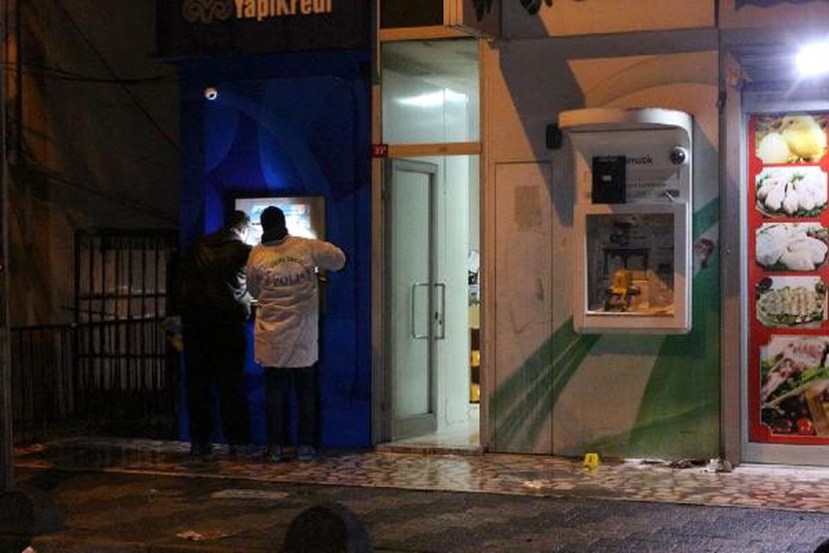 Sultanbeyli\'de ATM\'leri ateşe verip kaçtılar