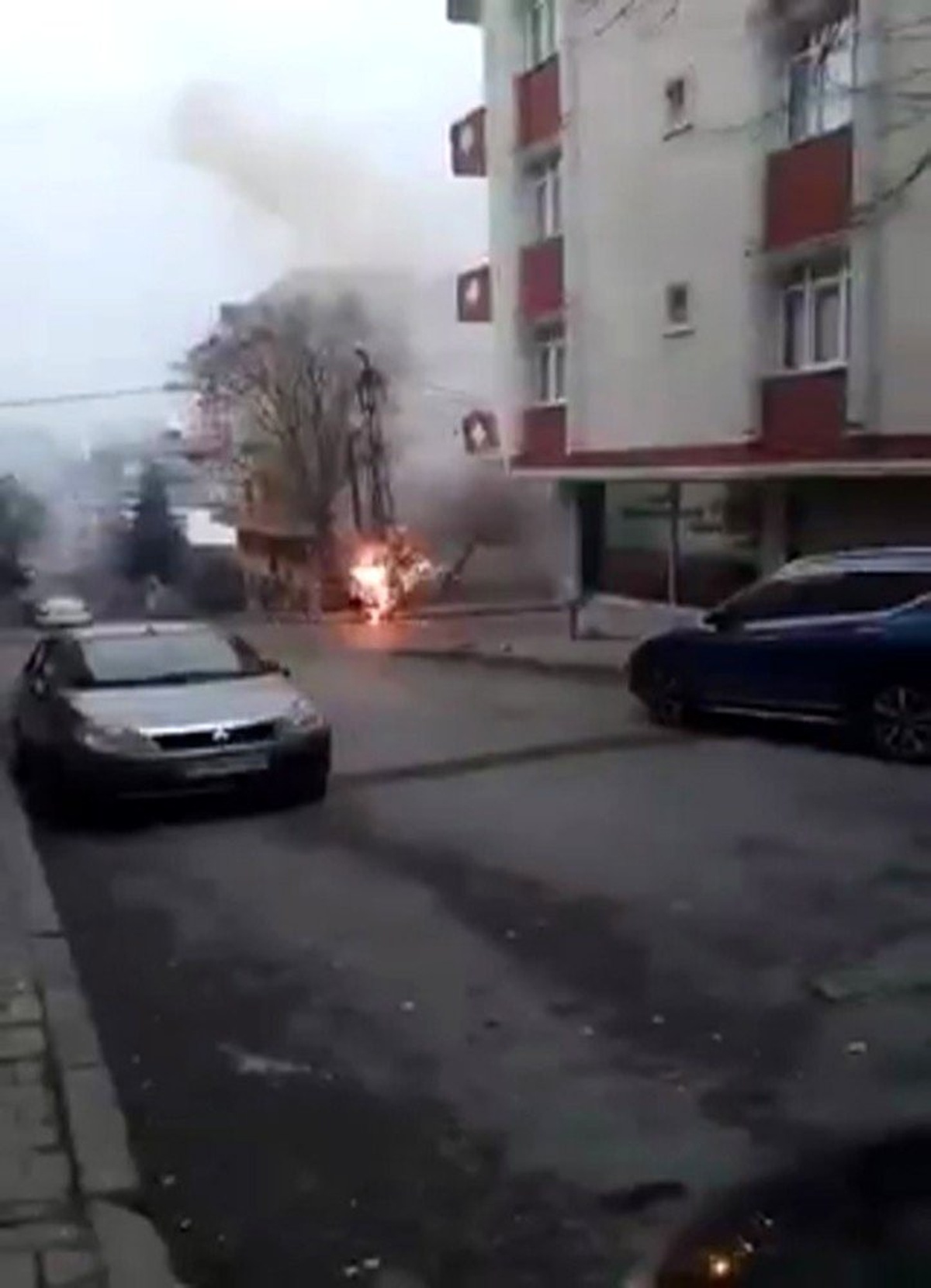 Sultangazi\'de elektrik kabloları havai fişek gibi patladı