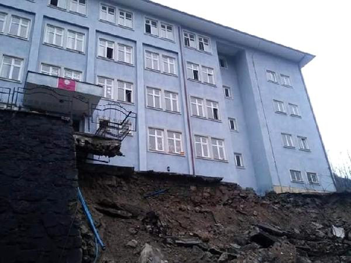 Tahliye edilen riskli okulun istinat duvarı çöktü