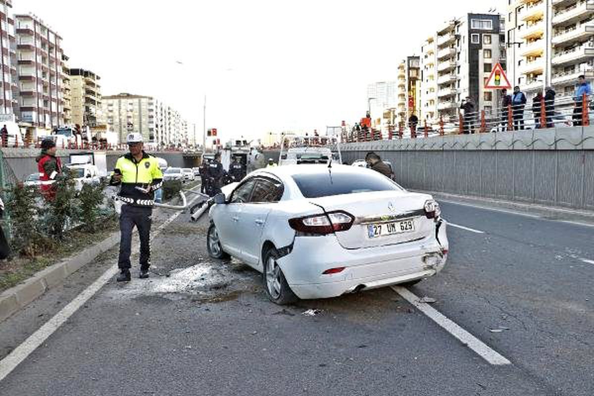 Üst geçidi kullanmayan yayaya çarpmamak için manevra yaptı, direğe çarptı