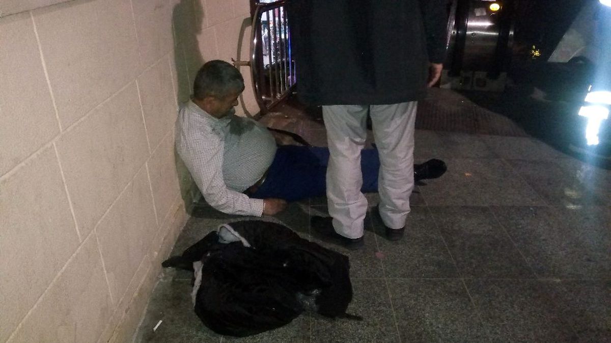 Üst geçitte ceketini yürüyen merdivene kaptırıp düştü
