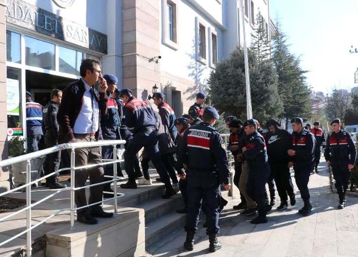 Uyuşturucu operasyonunun 25 şüphelisi adliyede