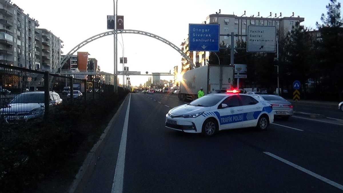 Yayaya çarpmamak için direksiyonu kırdı, refüje çıktı: 3 yaralı