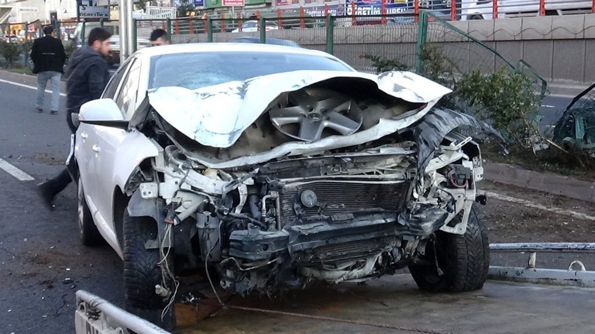 Yayaya çarpmamak için direksiyonu kırdı, refüje çıktı: 3 yaralı