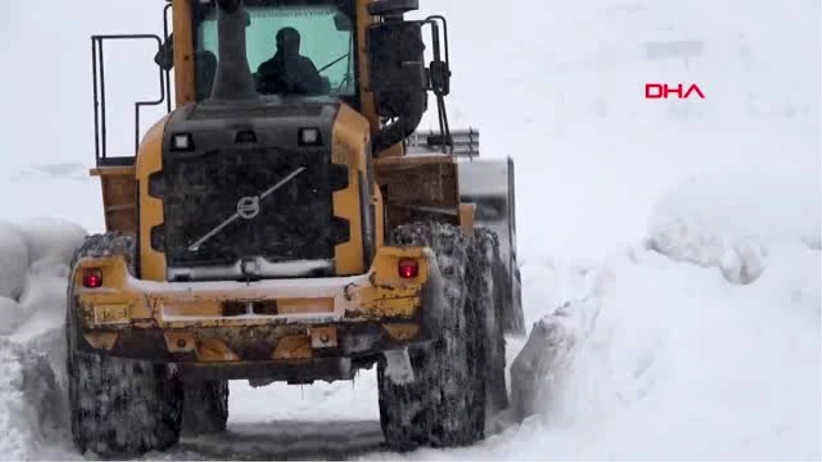 Yolu kardan kapalı köydeki hasta için ekipler seferber oldu