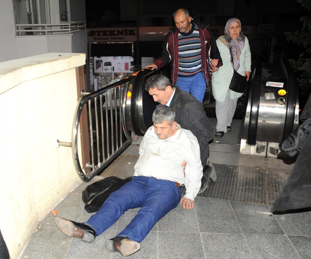 Yürüyen merdivene ceketini kaptıran kişi için seferber oldular