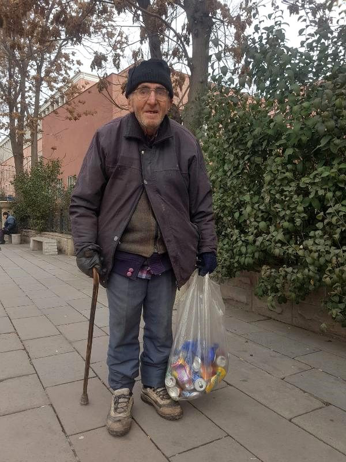 84 yaşında atık teneke kutuları ek gelire dönüştürüyor