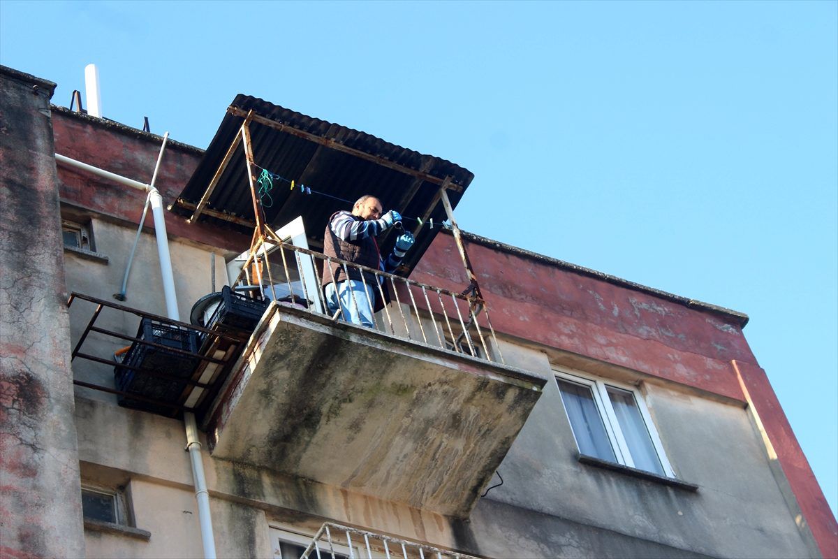 Adana\'da 5. kattaki evinin balkonundan düşen kişi öldü