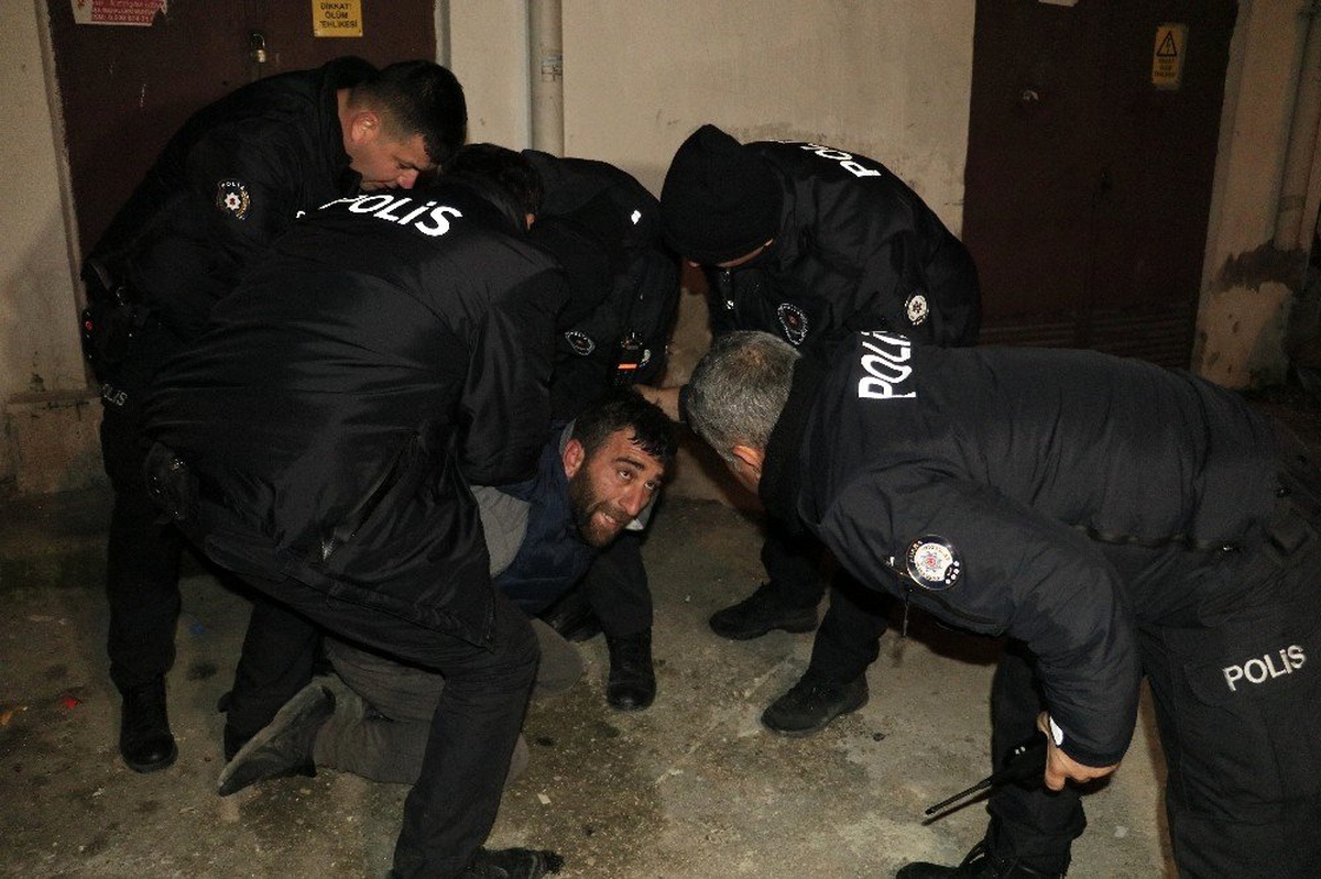 Adana\'da bankaya giren hırsız polisten kaçamadı