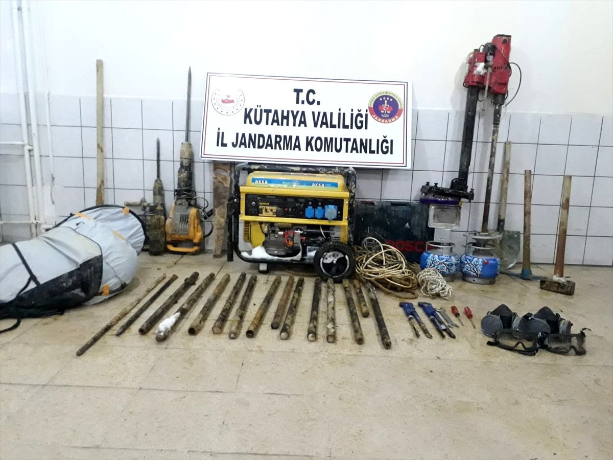 Altın dolu lahit bulma umuduyla kazı yapan şüpheliler suçüstü yakalandı