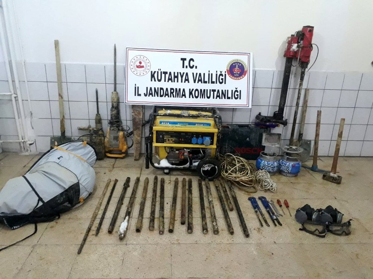 Altın dolu lahit bulma umuduyla kazı yapan 3 şüpheli yakalandı
