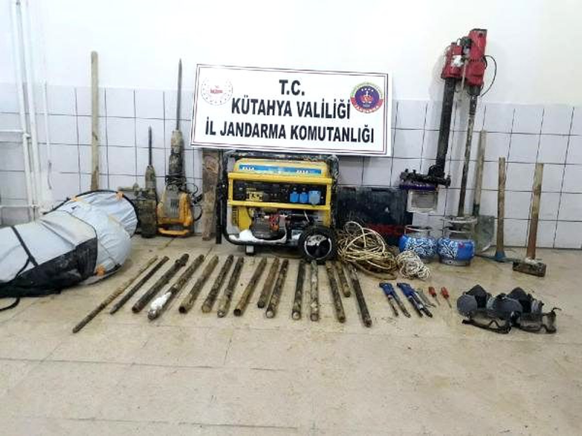 Altın dolu lahit bulmak için 10 metrelik tünel kazmışlar