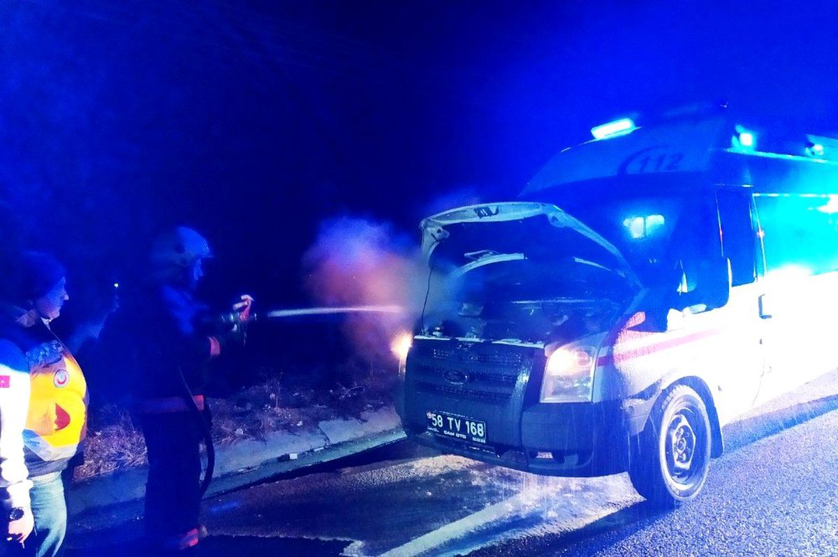 Ambulans seyir halindeyken alev aldı