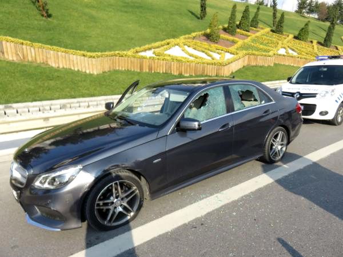 Ataşehir\'de yol kavgası... Tartıştıkları sürücüye kurşun yağdırdılar (1)