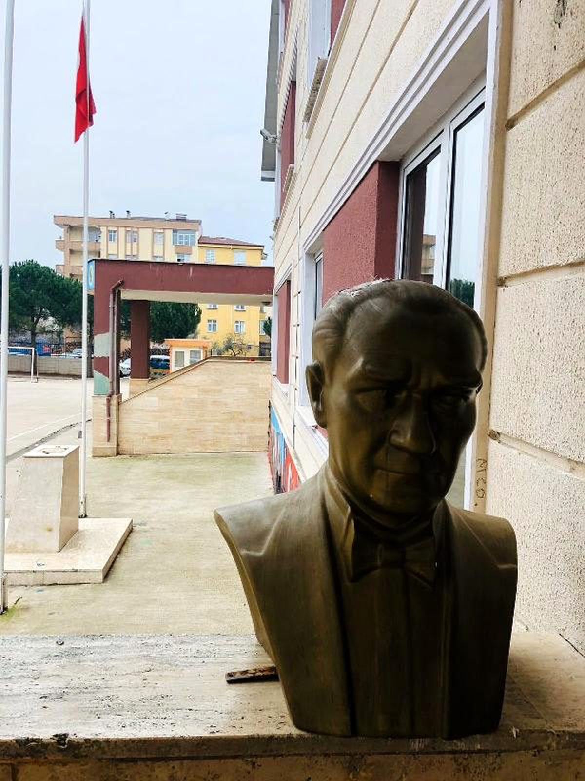 Atatürk büstüne hasar veren kişi tutuklandı