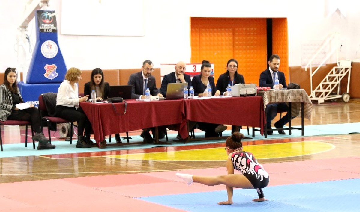 Aydın\'da aerobiğin genç yetenekleri görücüye çıktı