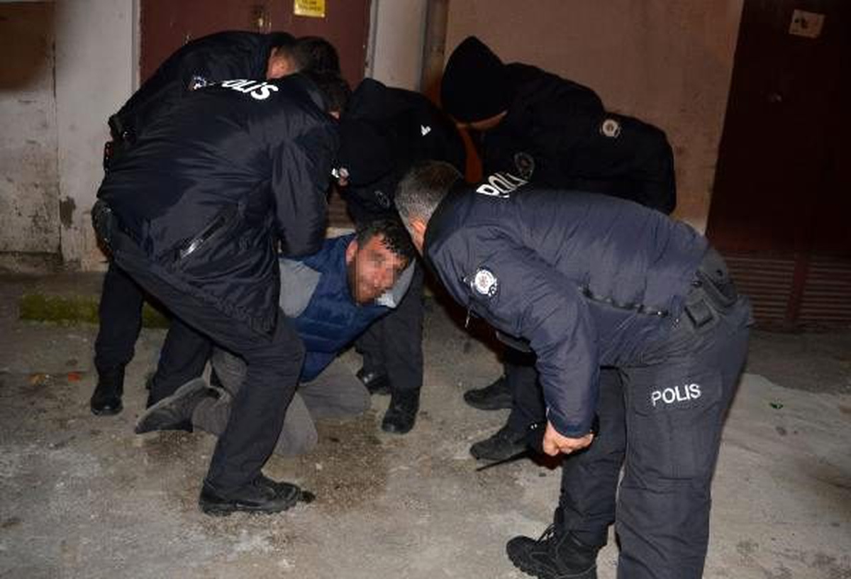 Bankaya giren şüpheli, çatıdan atlayıp teslim oldu