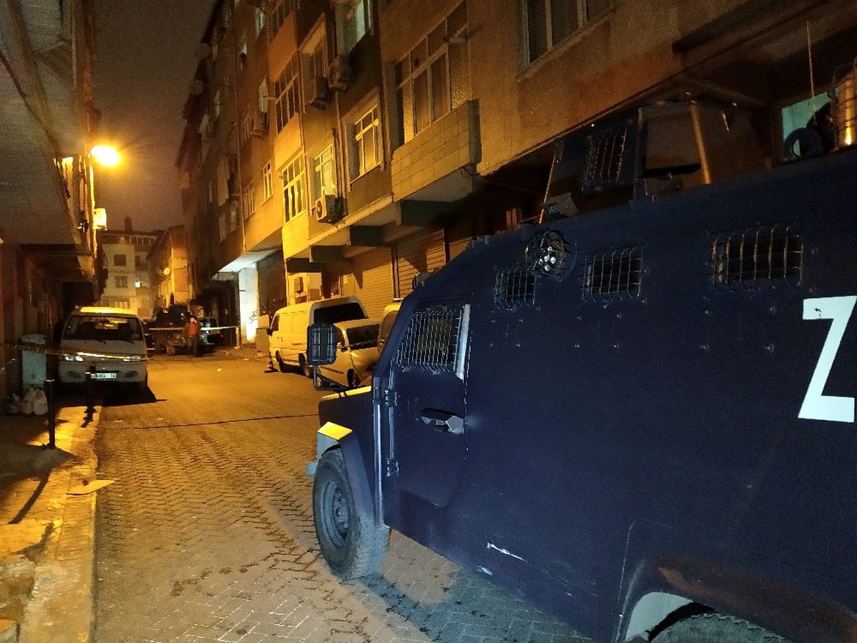 Beyoğlu\'nda silahlı saldırı: İş yerine kurşun yağdırıp kaçtılar