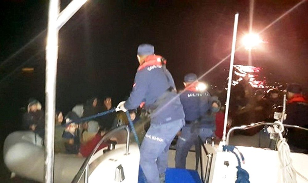 Bir buçuk saatte 111 düzensiz göçmen yakalandı