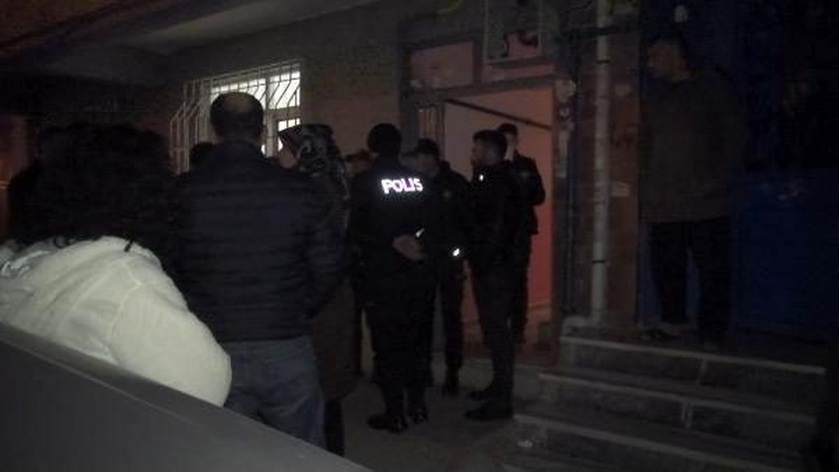 Boşanma aşamasında olan bir kişi ailesinin gözü önünde intihar etti