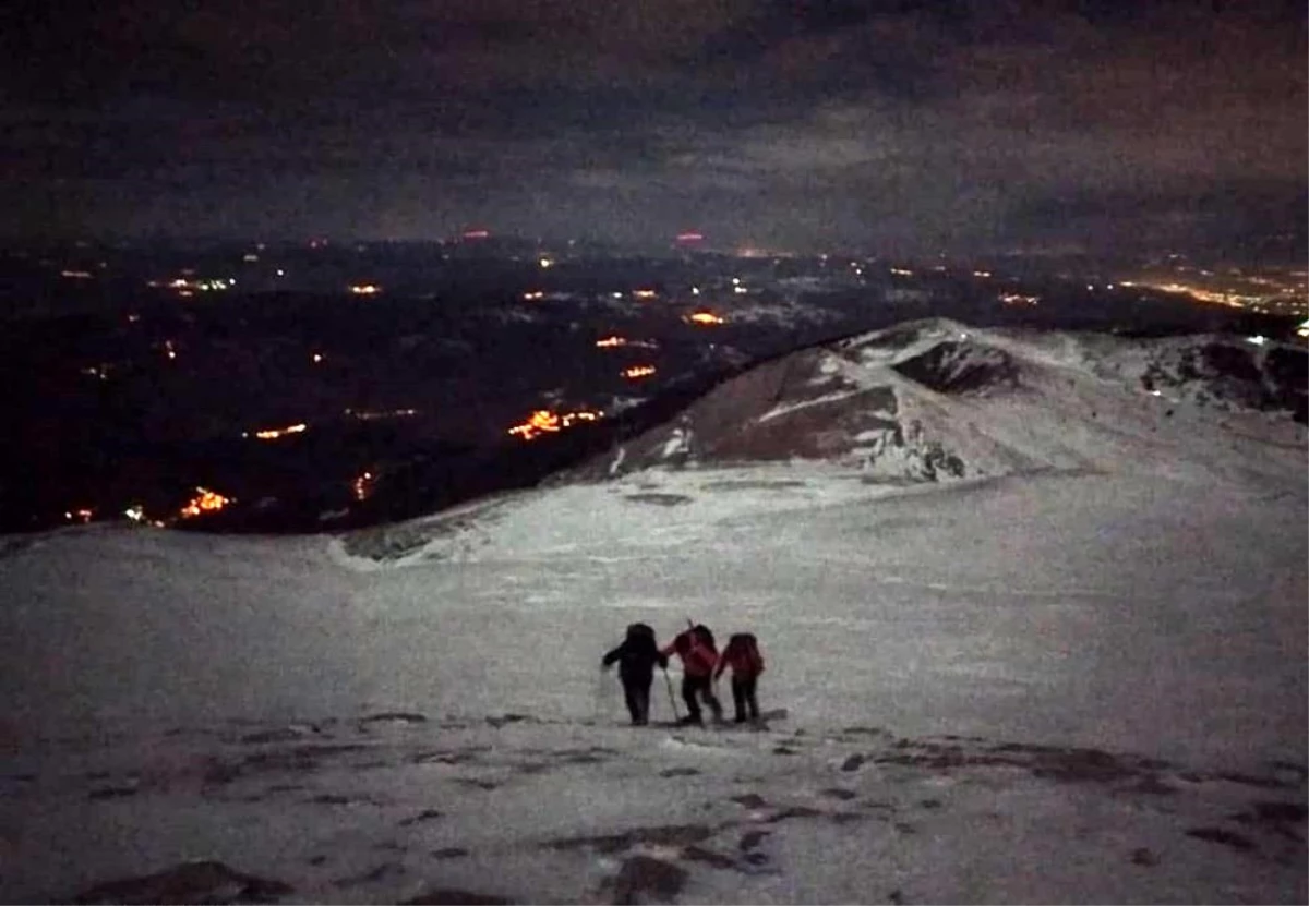 Bursalı dağcılar Uludağ\'da -7 derece soğuğa rağmen gece yürüyüşü yaptı