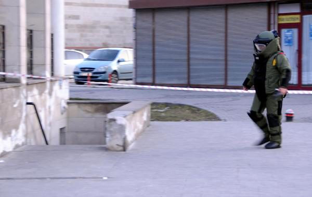 Cami tuvaletinde unutulan valiz paniğe neden oldu