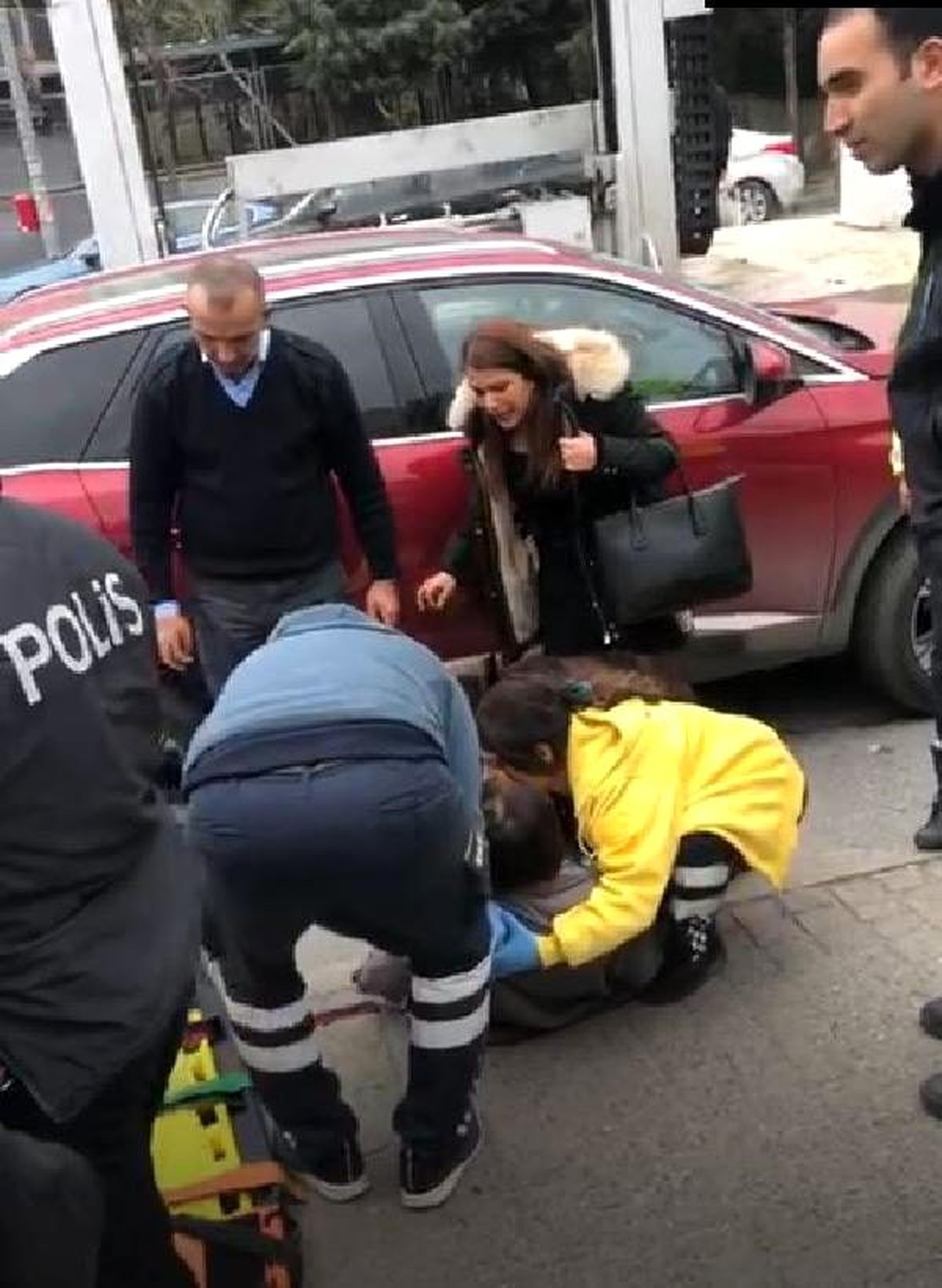 Çekicinin kaldırdığı araçtan düştüğü öne sürülen kadın yaralandı