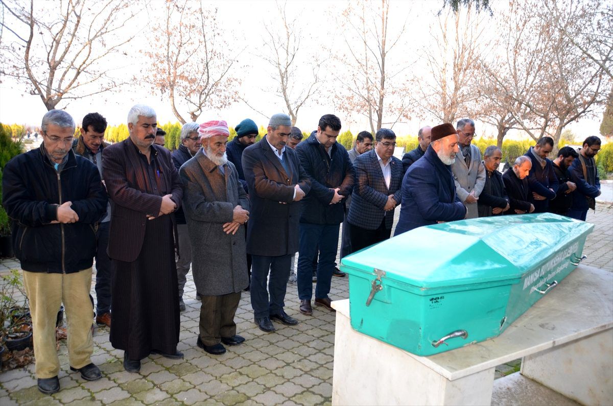 Çeşme\'de teknenin batması sonucu ölen 11 düzensiz göçmenden 8\'i toprağa verildi