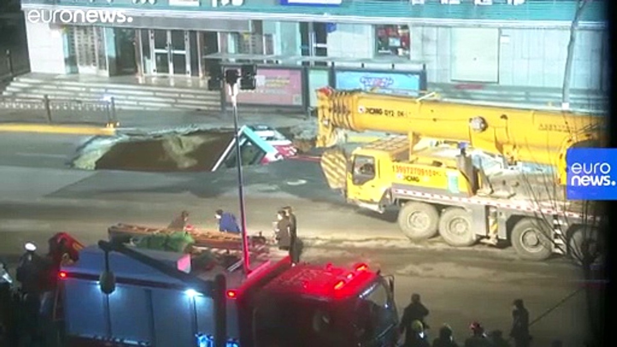 Çin\'de otobüs 80 metrekarelik çukura düştü; en az 6 kişi hayatını kaybetti