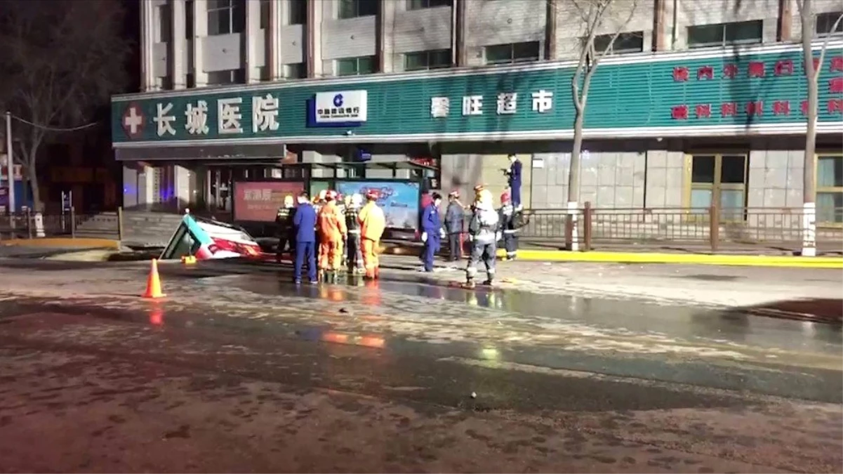 Çin\'de yol çöktü, otobüs içine düştü: 6 ölü, 15 yaralı