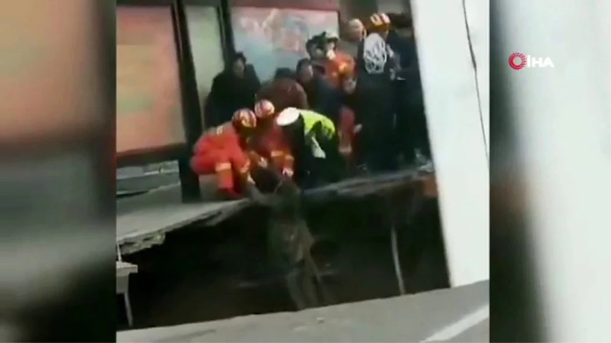 Çin\'de yol çöktü, otobüs içine düştü: 6 ölü, 15 yaralı