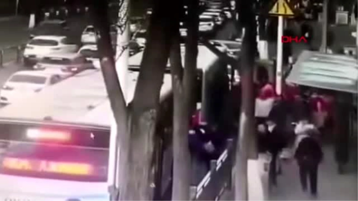 Çin\'de yolcu otobüsü çöken yola düştü 6 ölü, 16 yaralı