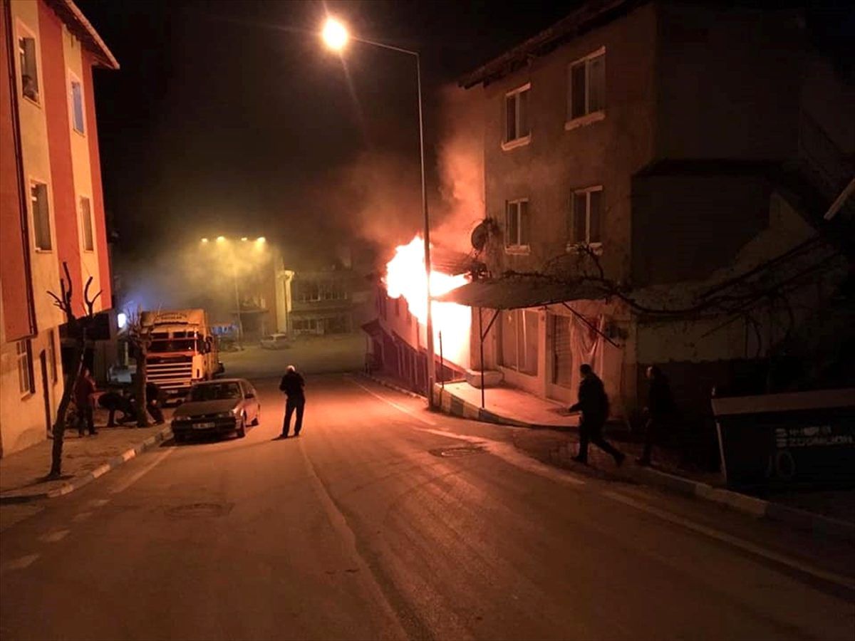 Çorum\'da evlerinde yangın çıkan çift hastaneye kaldırıldı