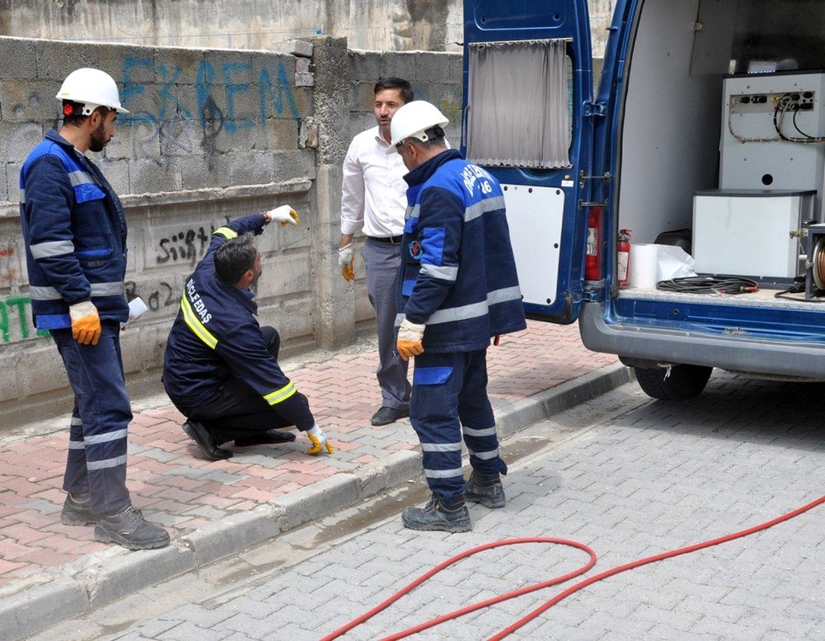 Dicle Elektrik, yer altından kaçak hat çekenlere göz açtırmıyor