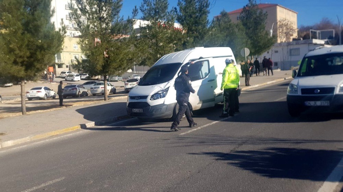 Diyarbakır\'da feci kaza, araçtan fırlayan vatandaş ağır yaralandı