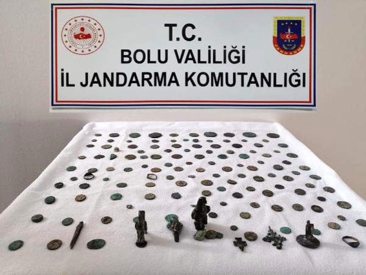 Durdurulan otomobilden 129 sikke çıktı