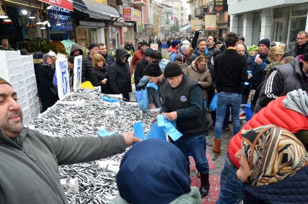 Edirne\'de 5 liralık hamsiye ilgi büyük
