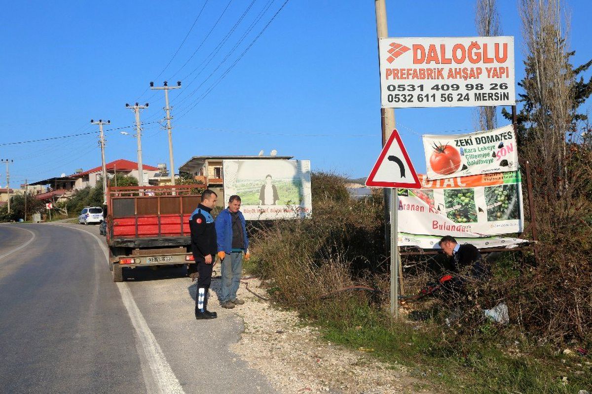 Erdemli\'de izinsiz tabelalar sökülüyor