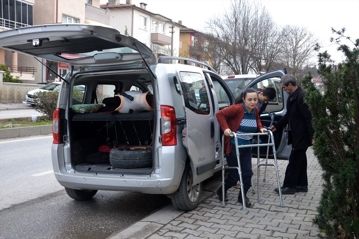 Fedakar çift, bedensel engelli çocuklarının üniversite hayali için çabalıyor