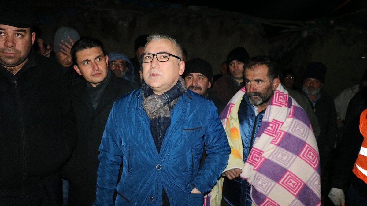 Göçük altında kalan 1\'i çocuk 3 kişinin cansız bedenine ulaşıldı