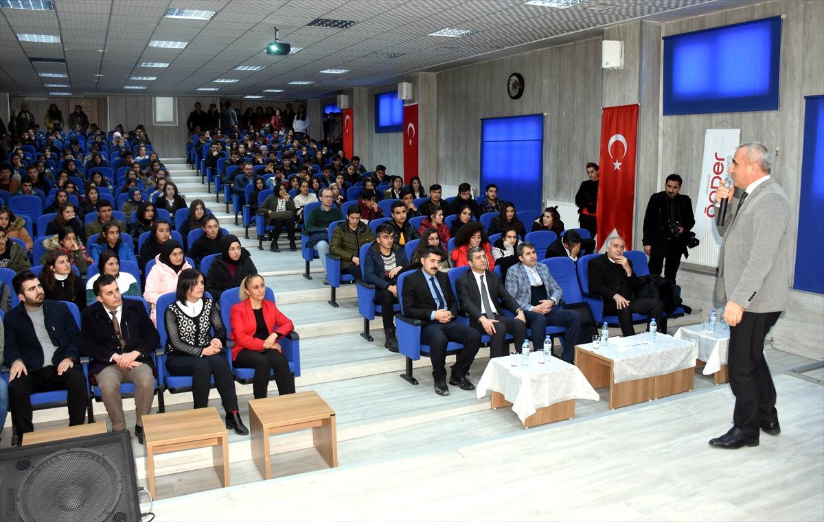 Hakkari\'de üniversiteye hazırlanan öğrencilere kitap desteği
