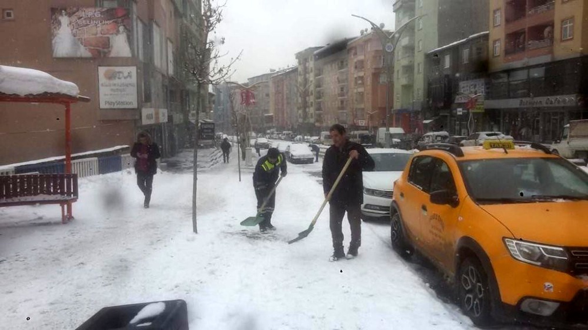 Hakkari\'de yol tuzlama çalışması