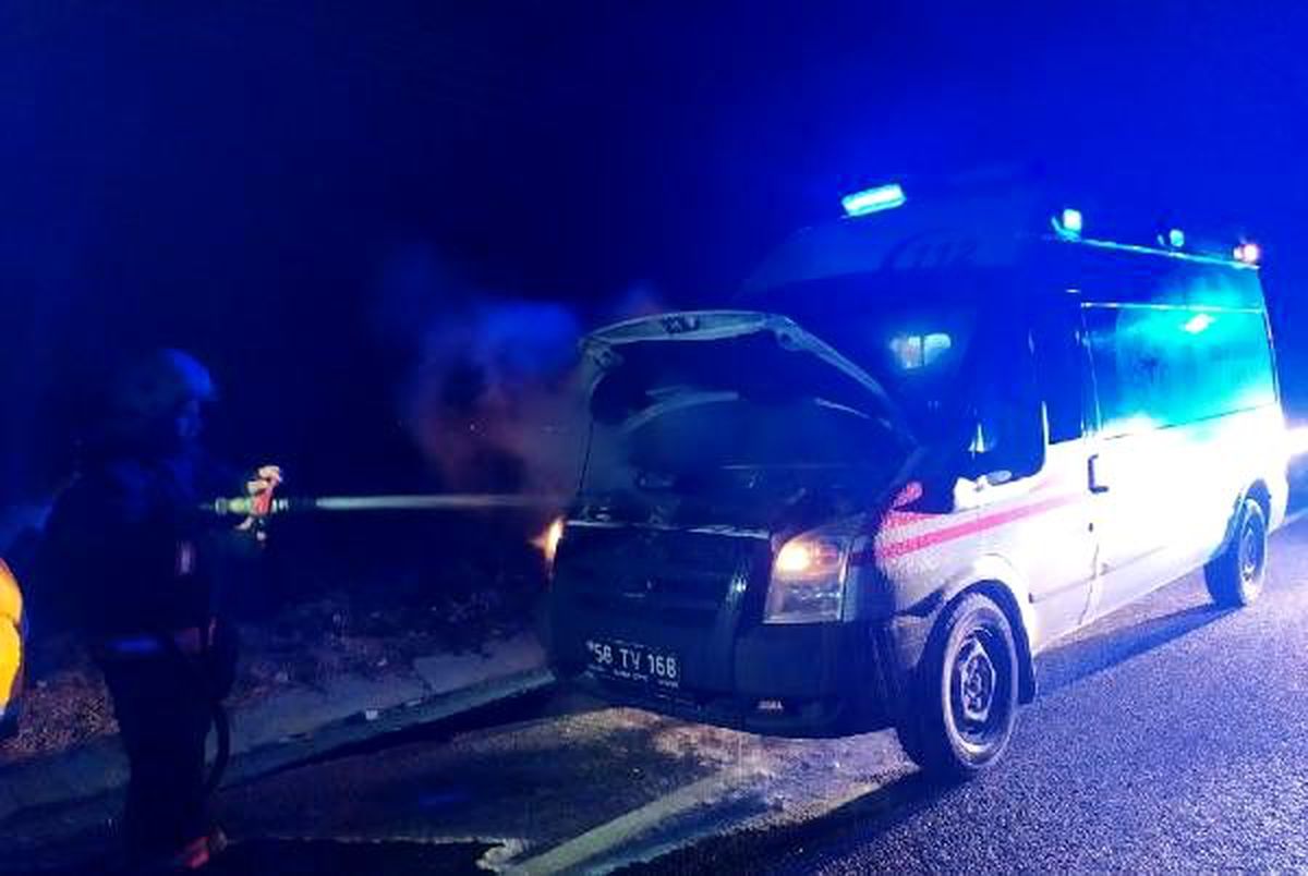 Hasta taşıyan ambulans alev aldı