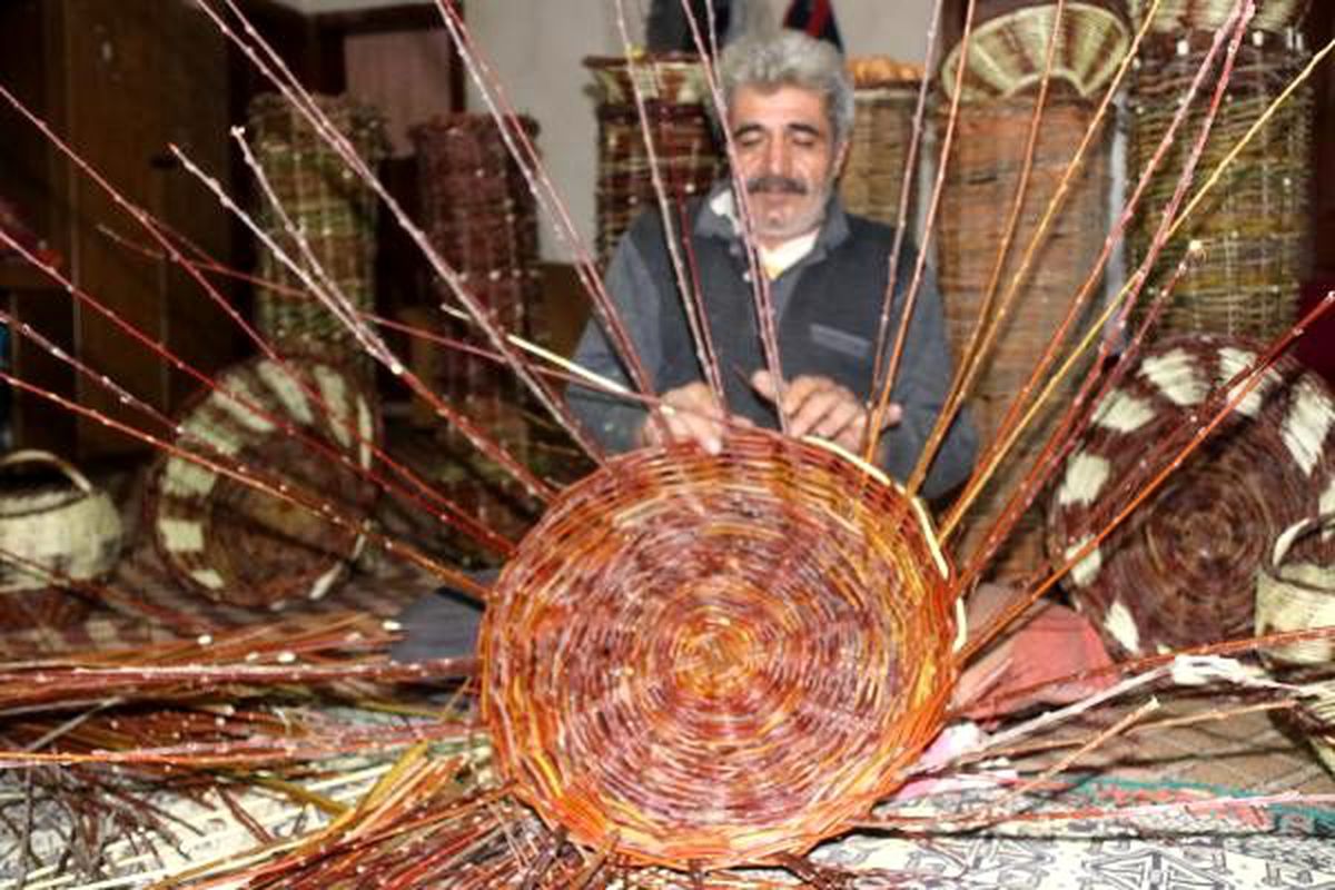 Hizanlı usta, söğüt dallarını sepete dönüştürüyor