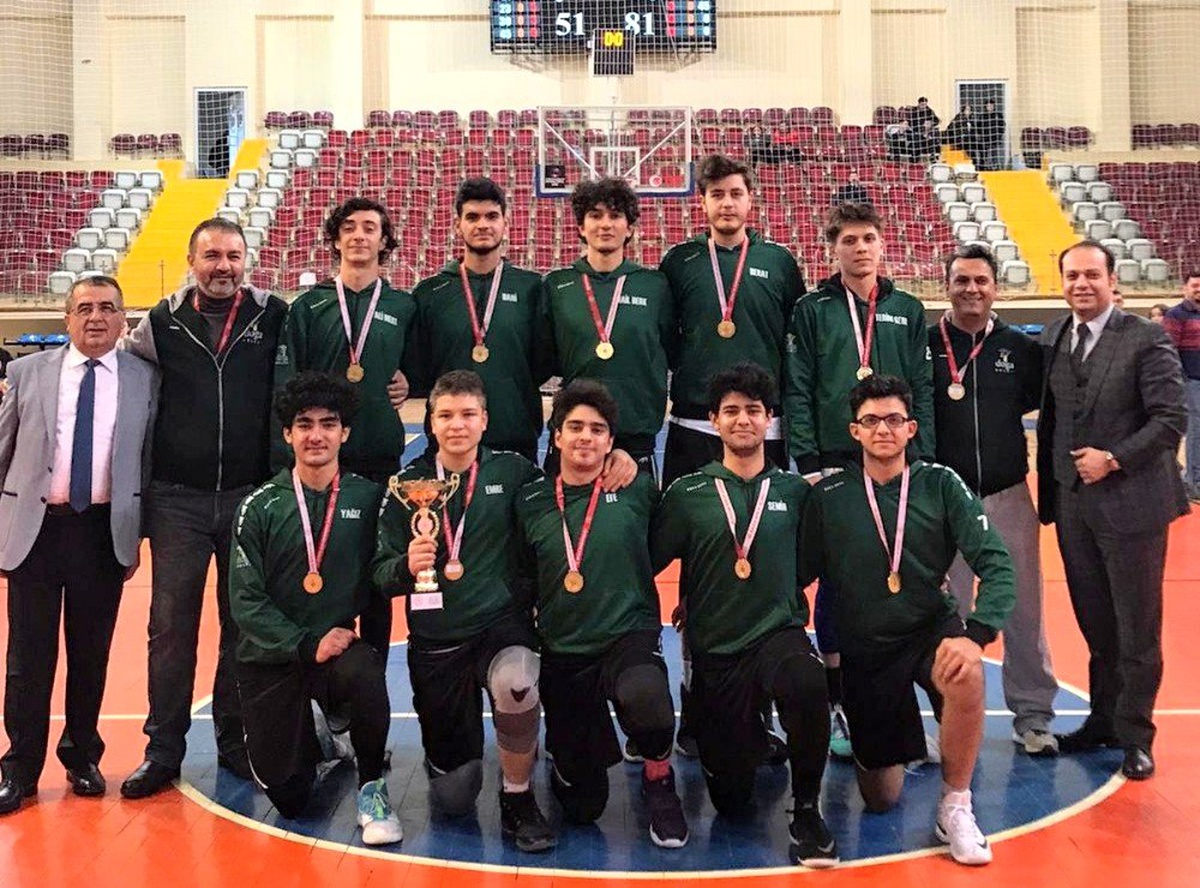 Isparta\'daki basketbol okul sporları şampiyonu Doğa Koleji oldu