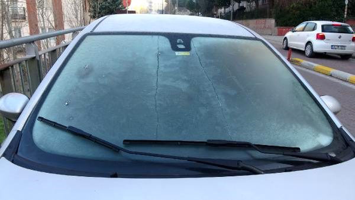 İstanbul\'da sürücülerin buzla mücadelesi