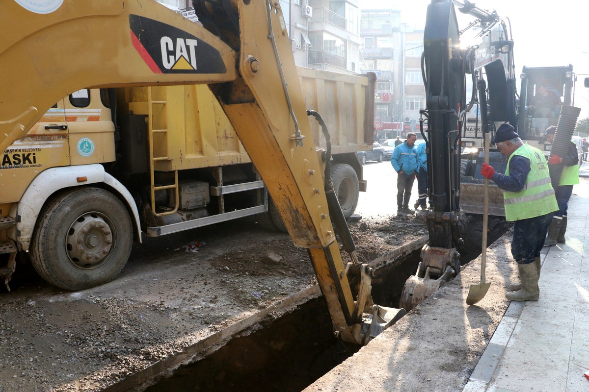 İzmir Caddesi\'nde Kanalizasyon hattı yenileniyor
