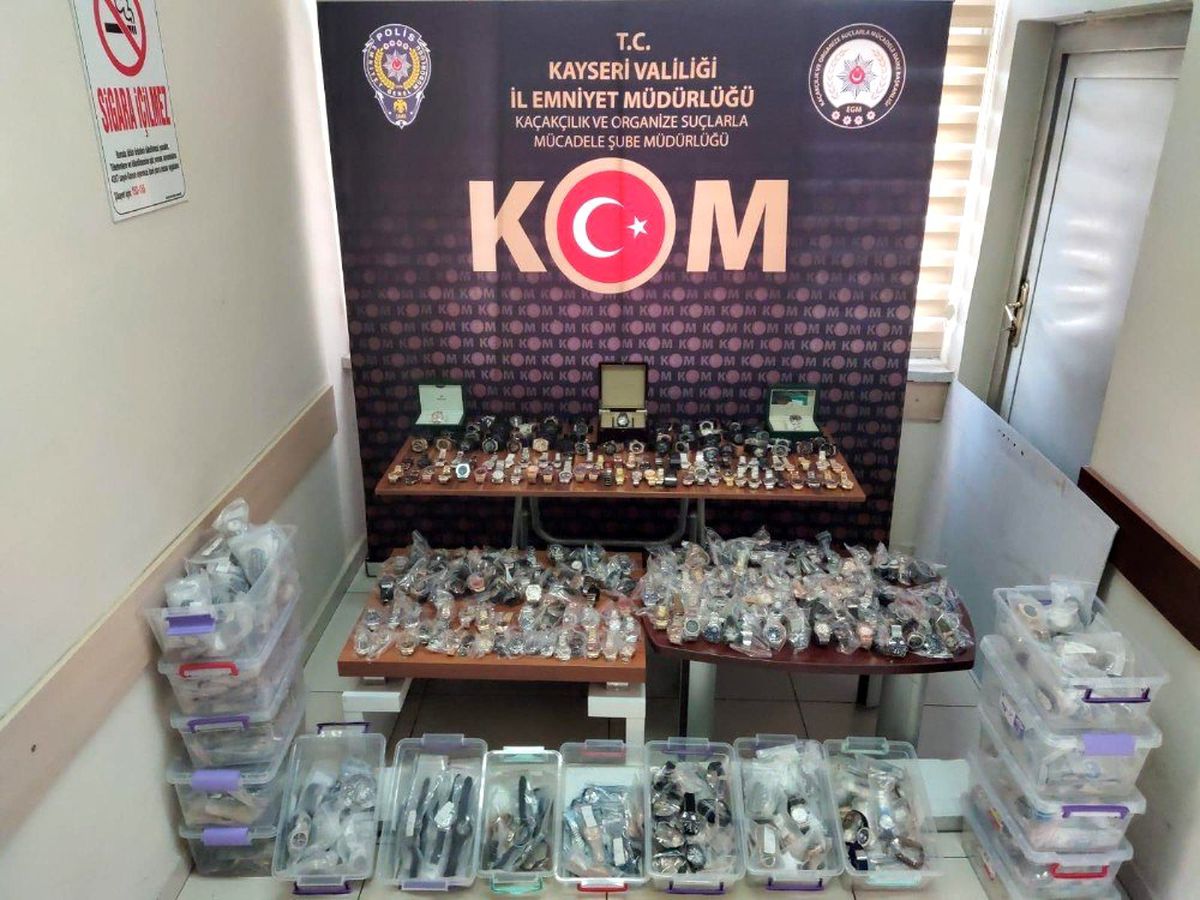 Kaçakçılık polisinden 500 bin TL\'lik kaçak saat operasyonu